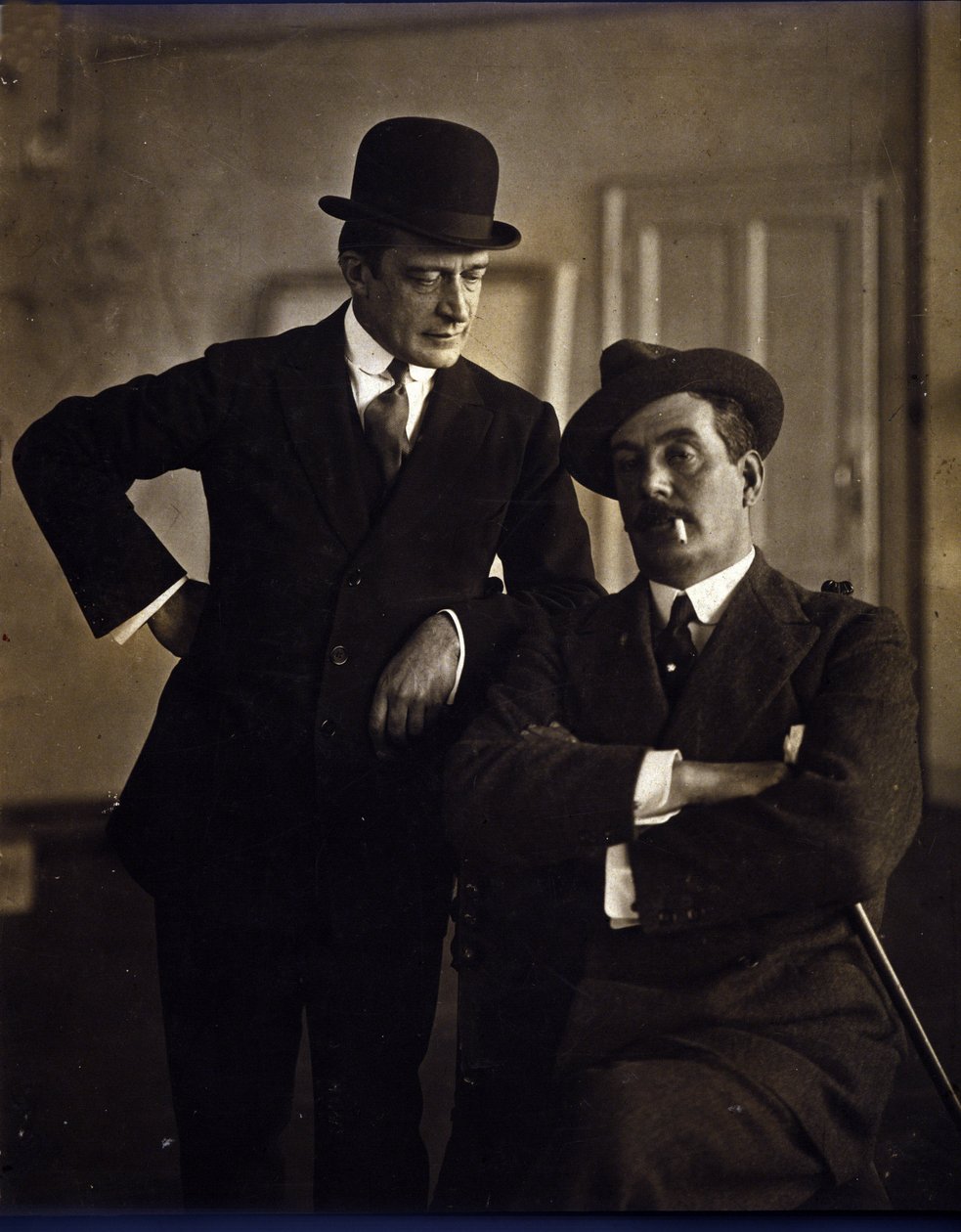 El compositor Giacomo Puccini (1858-1924) y el editor de música Tito Ricordi II (1865-1933). de Photographer Italian