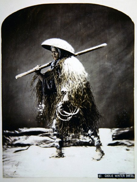 Portero japonés con su ropa de invierno, c.1900 de Photographer Japanese