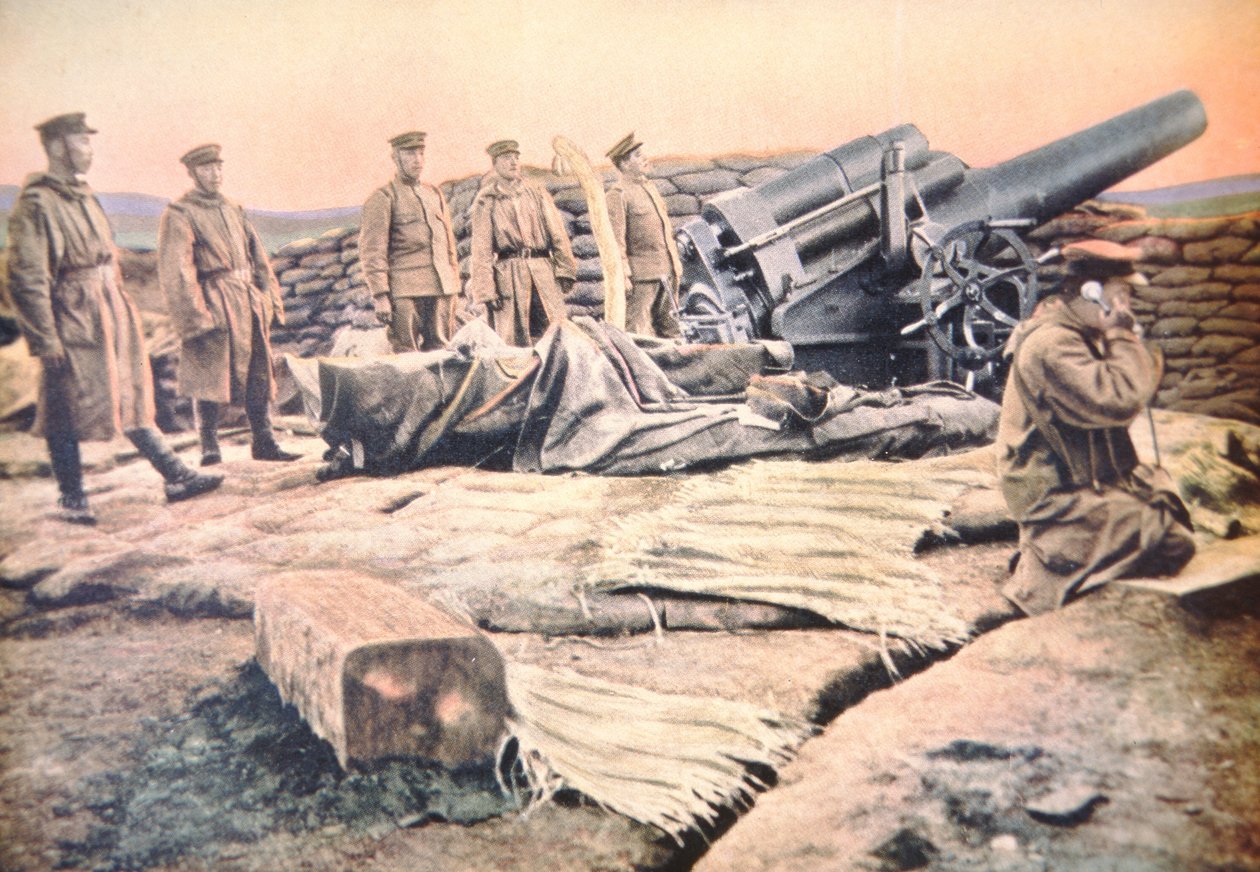 Cañón de asedio japonés en acción contra la fortaleza alemana de Tsingtao en la costa de China de Photographer Japanese