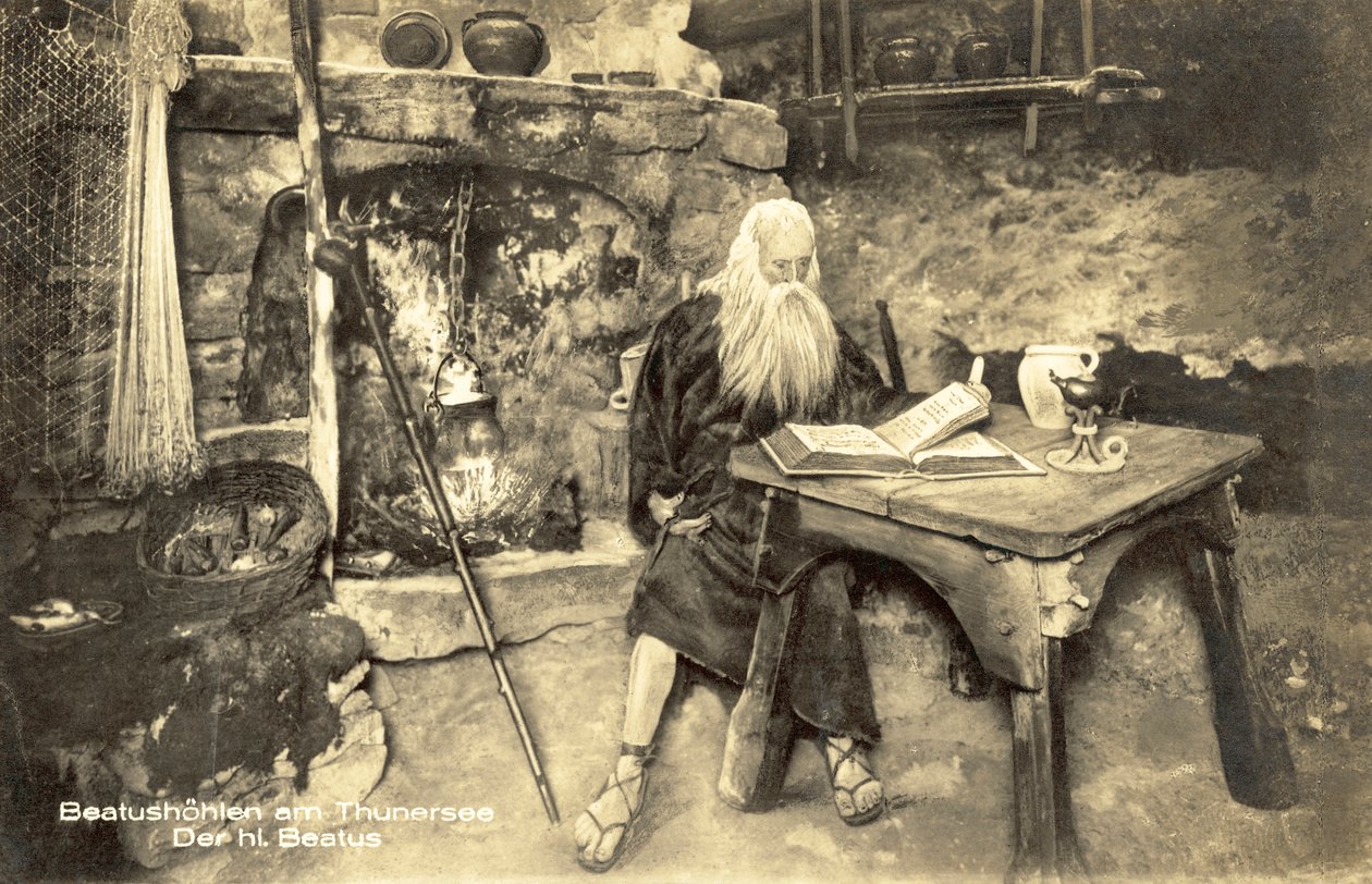 Figura de San Beato, cuevas de Beato, Beatenberg, Suiza (fotografía en blanco y negro) de Photographer Swiss