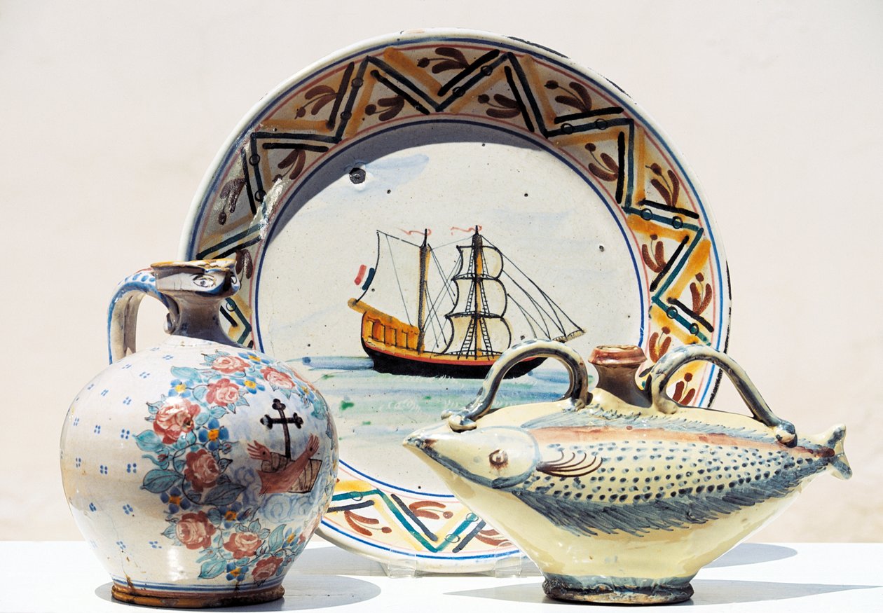 Artefactos en exhibición en el Museo de Cerámica de Vietri, Vietri sul Mare, Campania, Italia de Blaise Nicolas Le Sueur