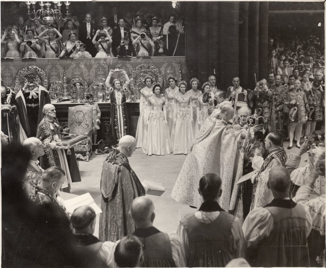 La duquesa Mary, con su corona en alto rindiendo homenaje a la Reina Isabel II en la Coronación de Blaise Nicolas Le Sueur