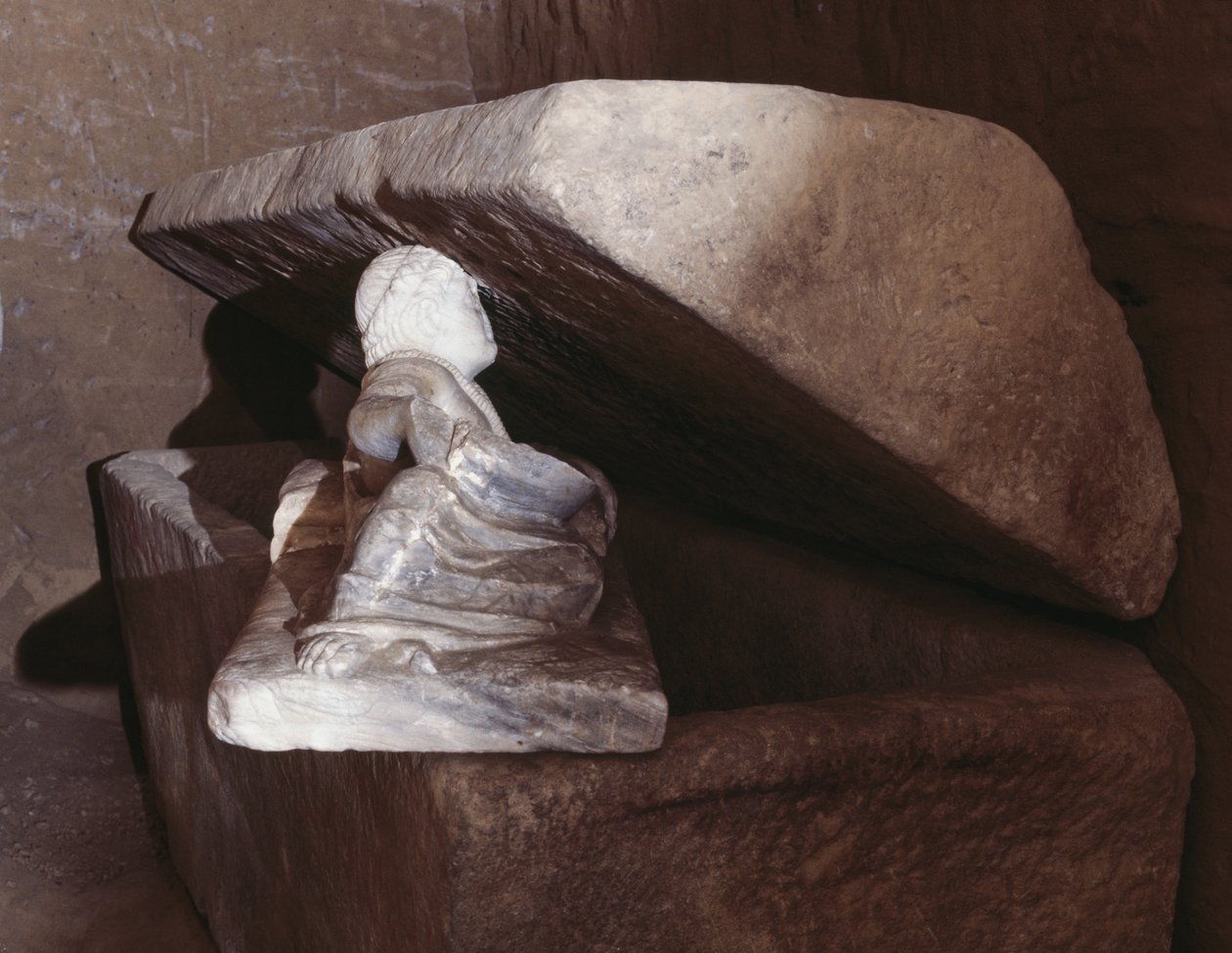 Sarcófago en la Tumba del Peregrino, Chiusi, Toscana, Italia, civilización etrusca, siglo III a.C. de Blaise Nicolas Le Sueur