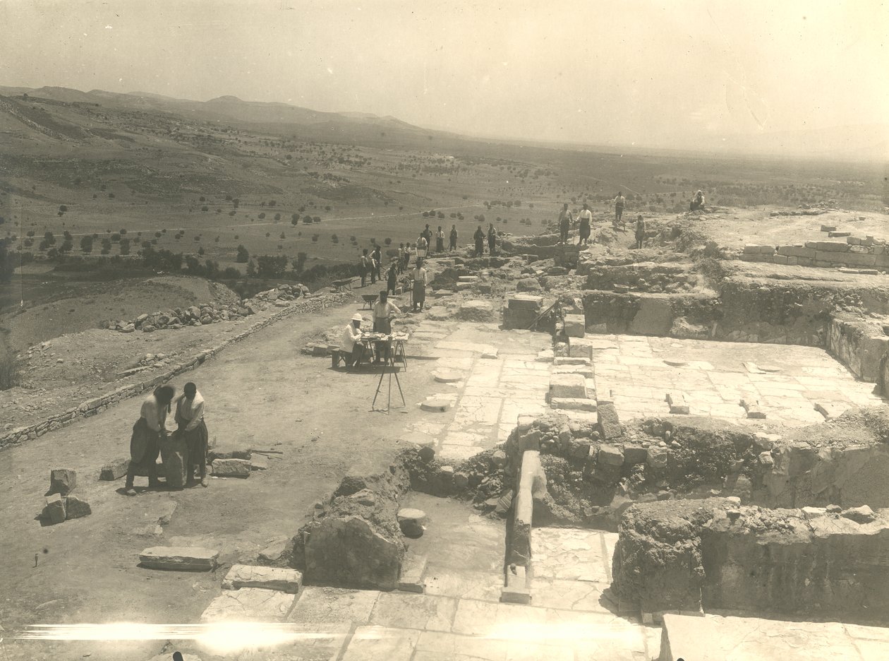 Vista de las excavaciones del palacio de Phaistos, misión arqueológica italiana dirigida por Luigi Pernier y Federico Halbherr, Creta, Grecia de Blaise Nicolas Le Sueur