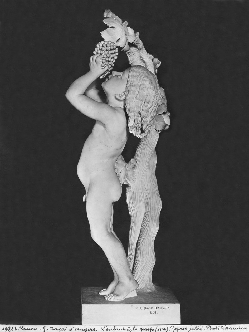 Niño con uvas, 1845 (mármol) de Pierre Jean David d