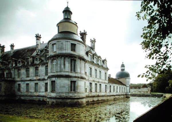 Vista de la fachada desde el jardín, construida entre 1642-50 de Pierre Le Muet