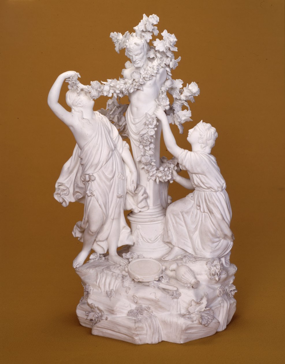 Grupo de figuras de dos bacantes adornando a Pan, Derby, c.1780 de Pierre Stephan
