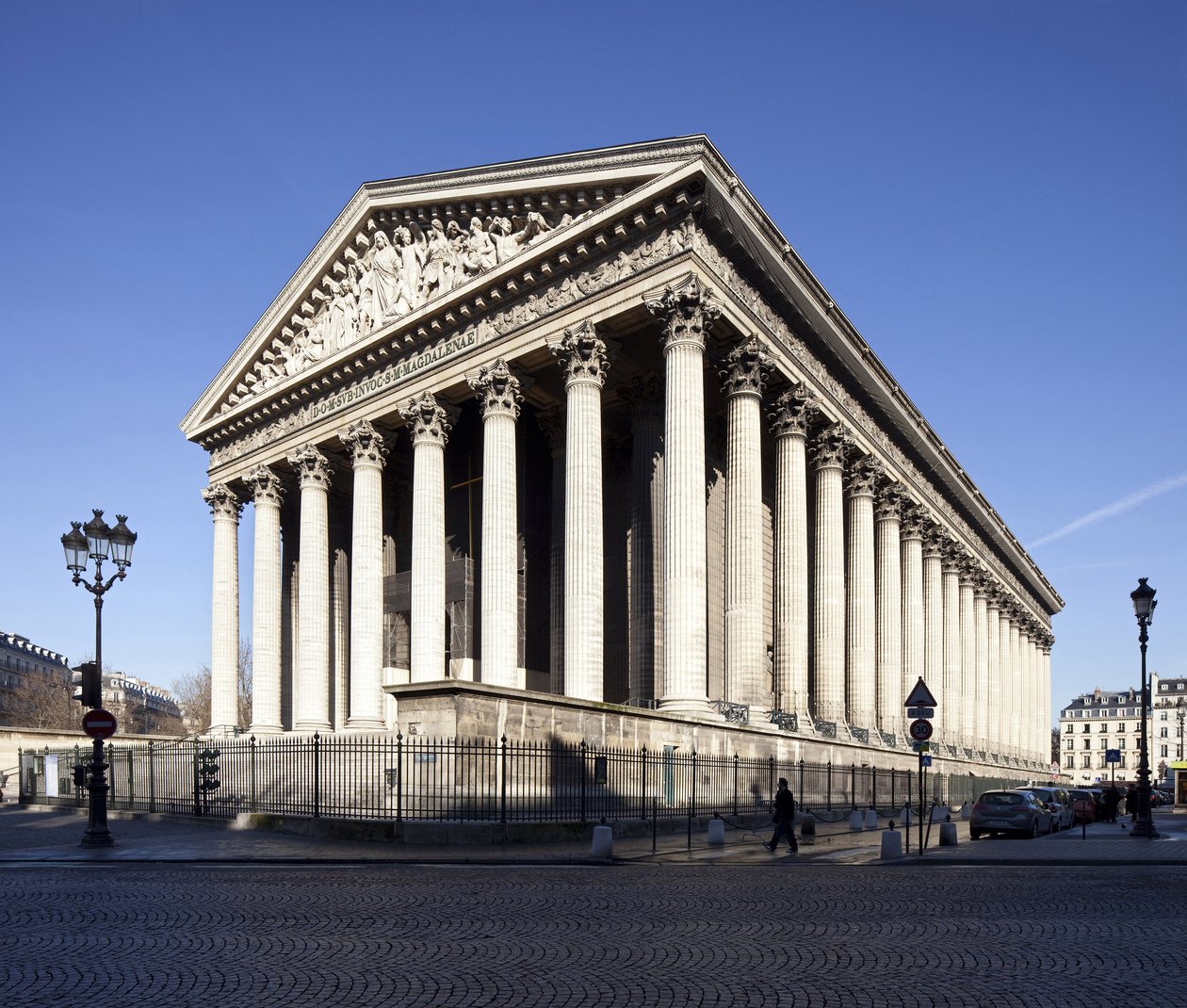 Vista de la iglesia de la Madeleine, de estilo neoclásico, monumento deseado en 1806 por Napoleón I como un templo a la gloria del Gran Ejército transformado en iglesia en 1845 de Pierre Alexandre Vignon