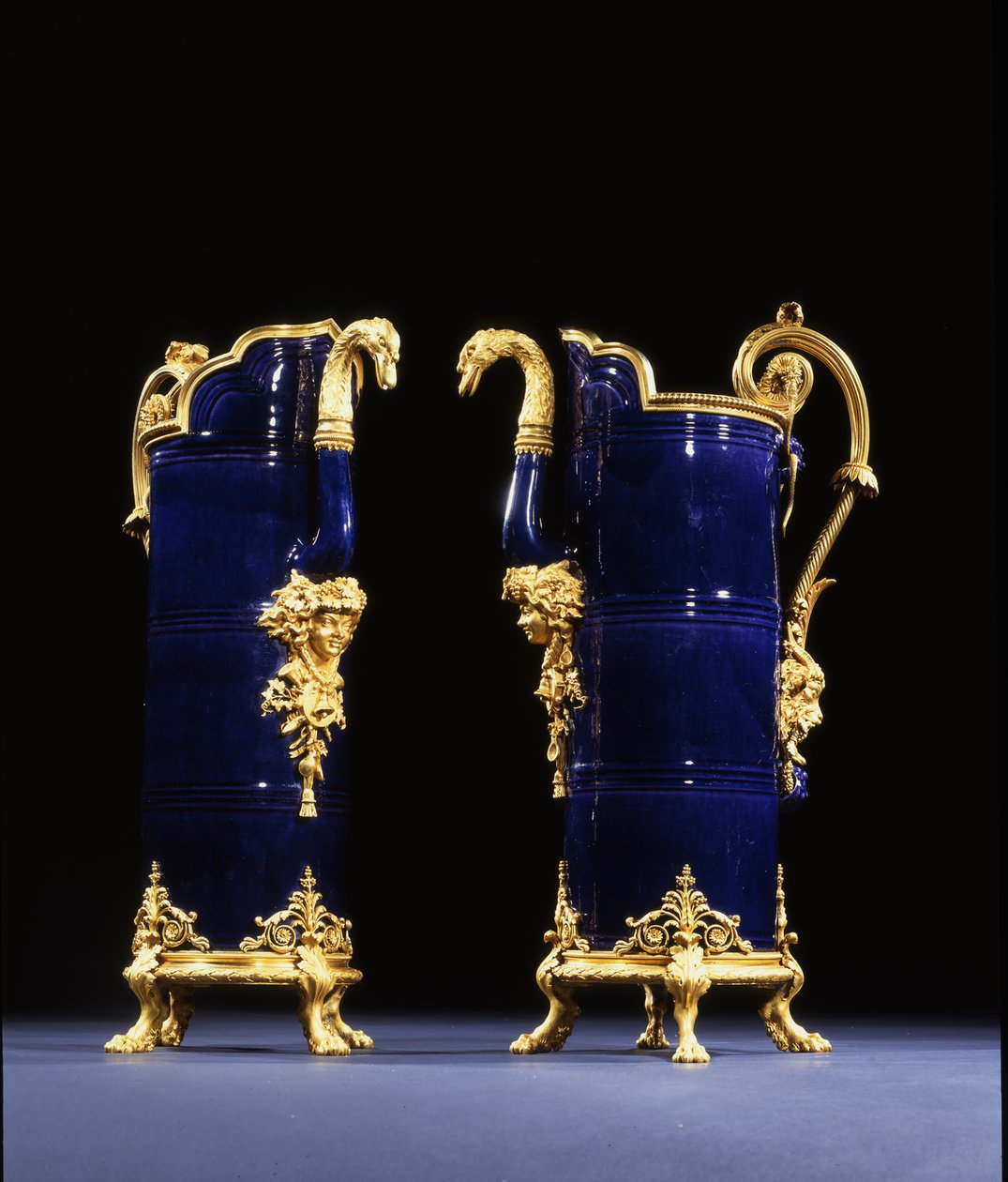 Dos jarras, c.1767 de Pierre Gouthière