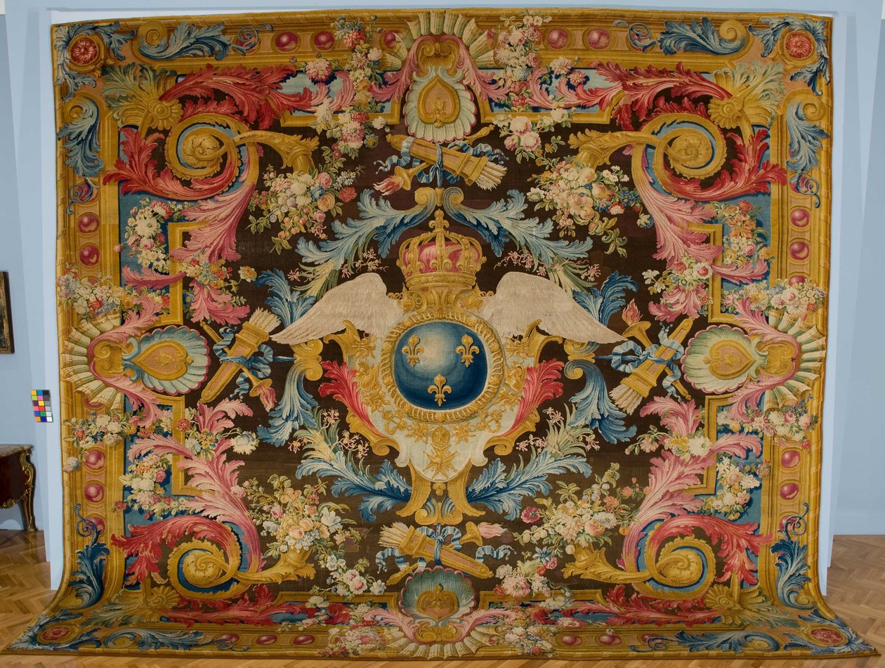 Alfombra Savonnerie de Luis XV con armas reales, fabricante Fábrica Savonnerie, Francia, c.1740-1750 de Pierre Josse Perrot