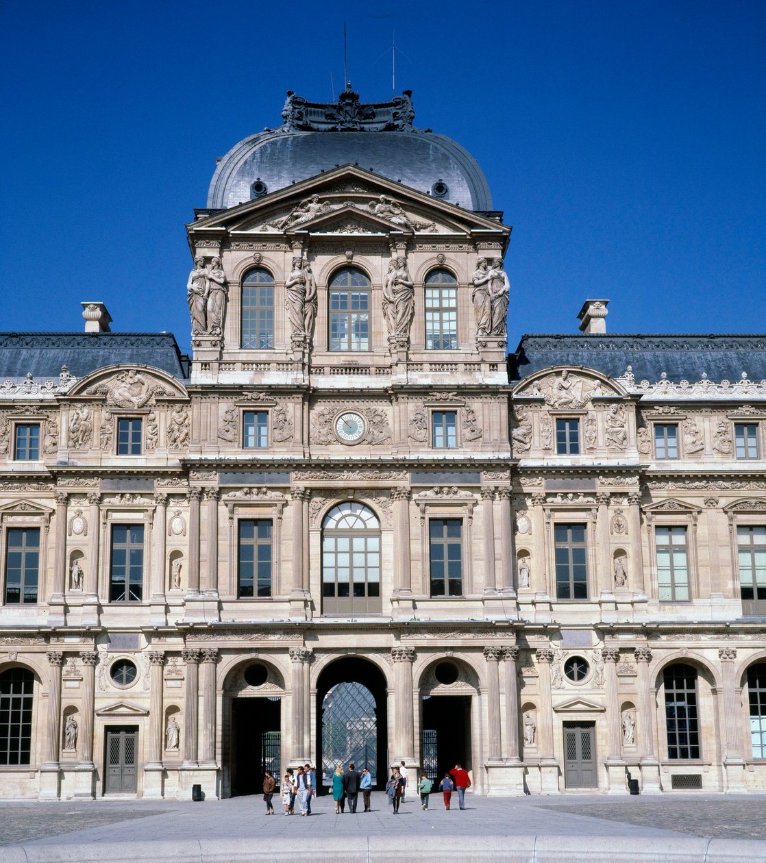 Vista del patio cuadrado en el Louvre de Pierre Lescot