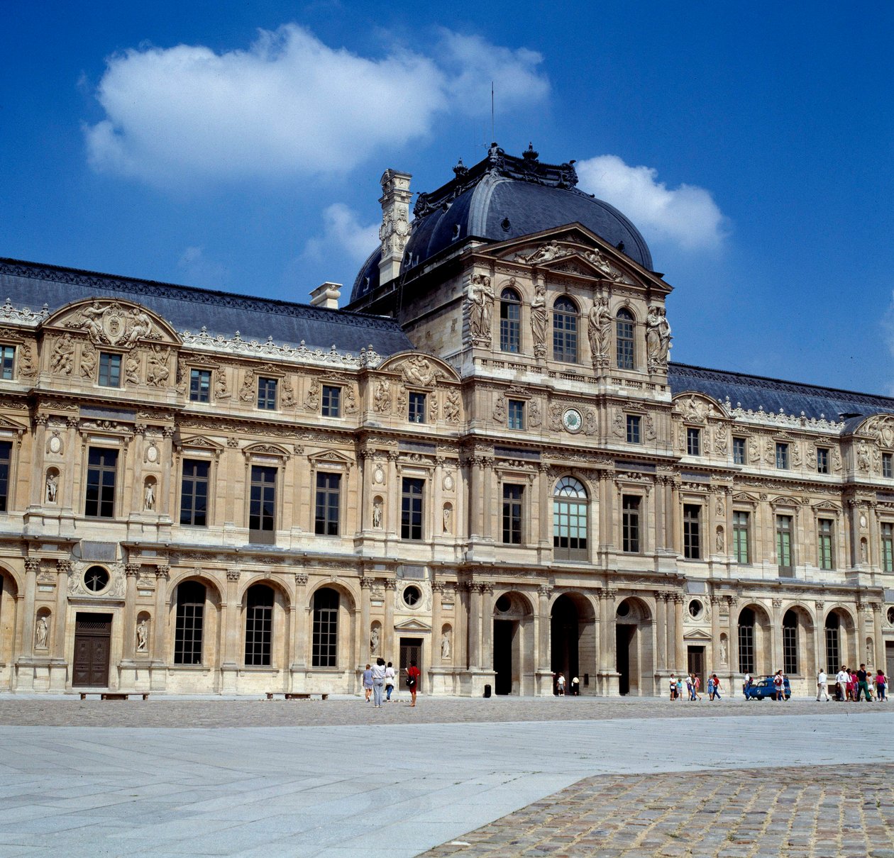 Vista del patio cuadrado en el Louvre de Pierre Lescot
