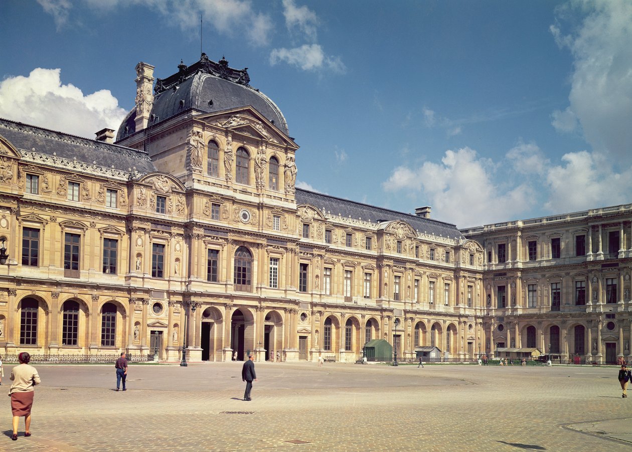 La fachada de Enrique II en la Cour Carrée de Pierre Lescot