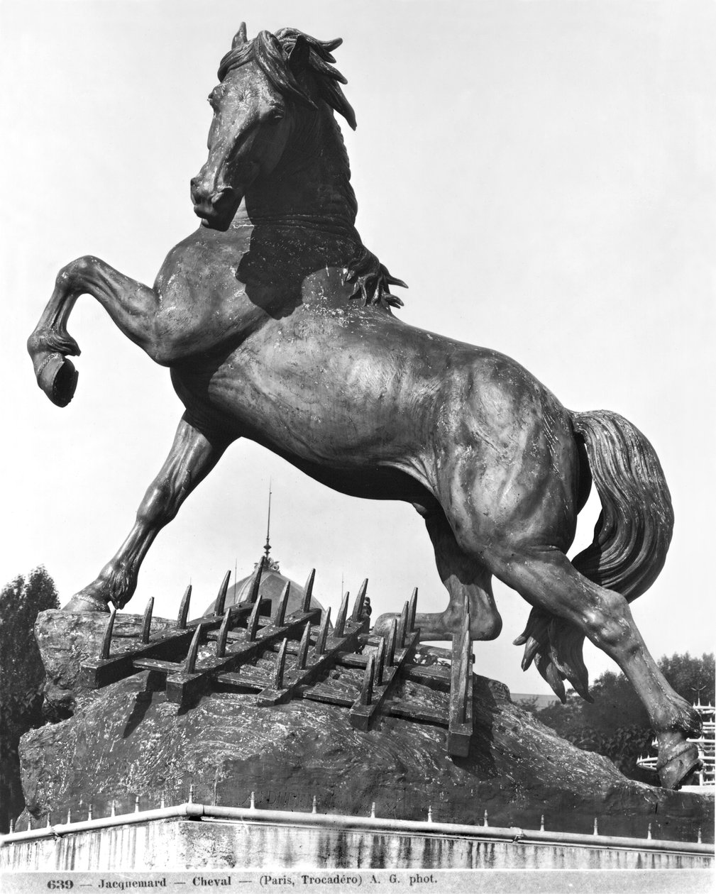 Caballo con un rastrillo, frente al primer Palacio de Trocadero construido para la Exposición Universal en 1878 de Pierre Louis Rouillard