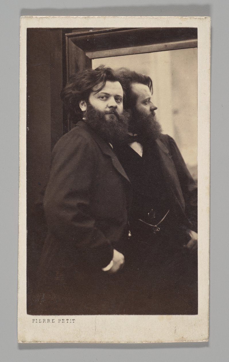 [Retrato de estudio: Autorretrato de pie junto a un espejo] de Pierre Petit
