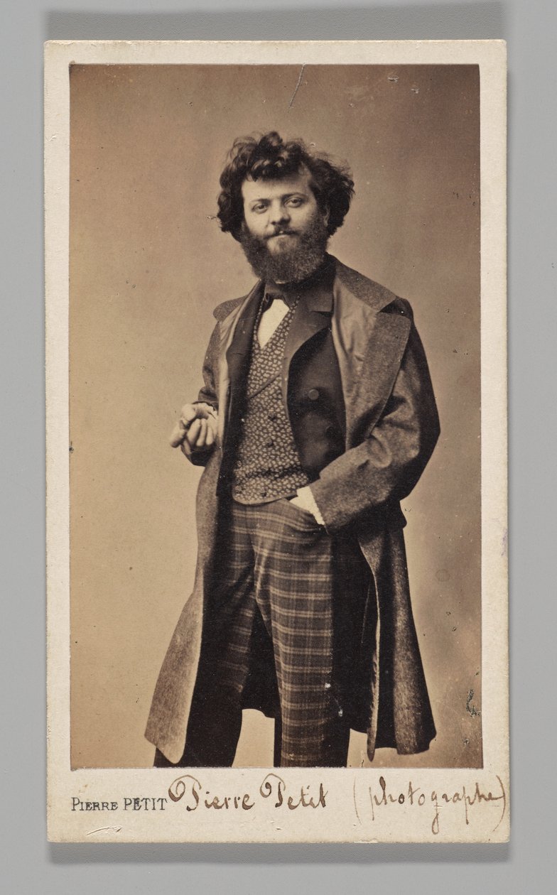 [Retrato de estudio: autorretrato con pantalones a cuadros y abrigo] de Pierre Petit
