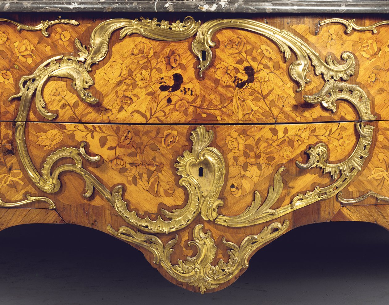 Detalle de una cómoda Luis XV, vendida por Adrien Delorme (montura de ormolu, madera de tulipán, amarantos, madera frutal y marquetería) de Pierre Roussel