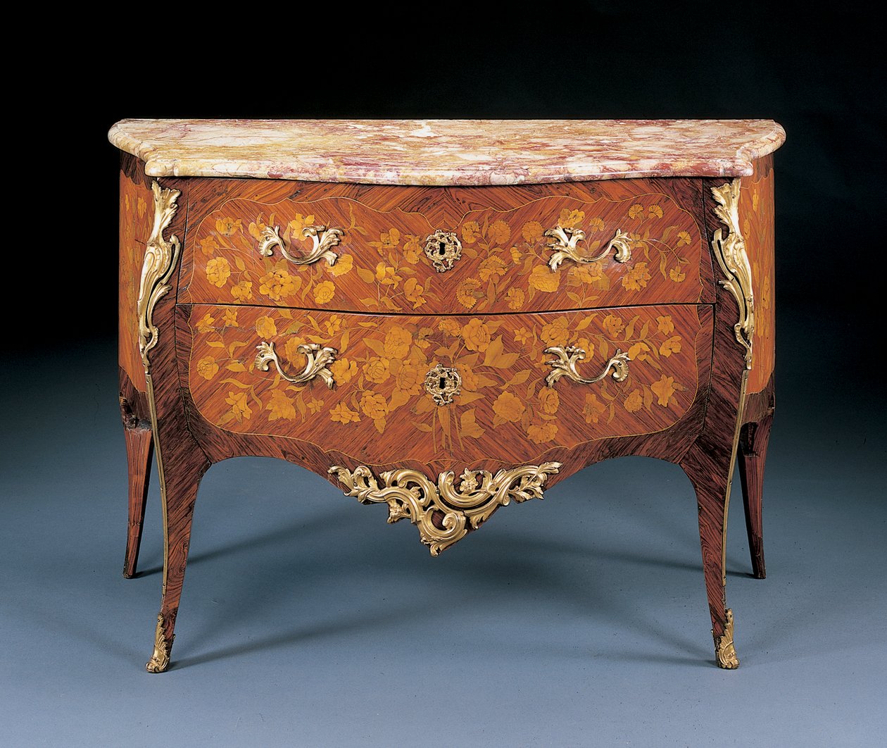 Cómoda de Luis XV, mediados del siglo XVIII de Pierre Roussel