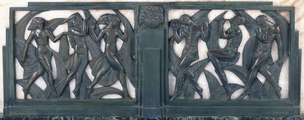 Un friso que representa a tres chicas clásicas bailando y tres músicos, c.1910-1935 de Pierre le Faguays