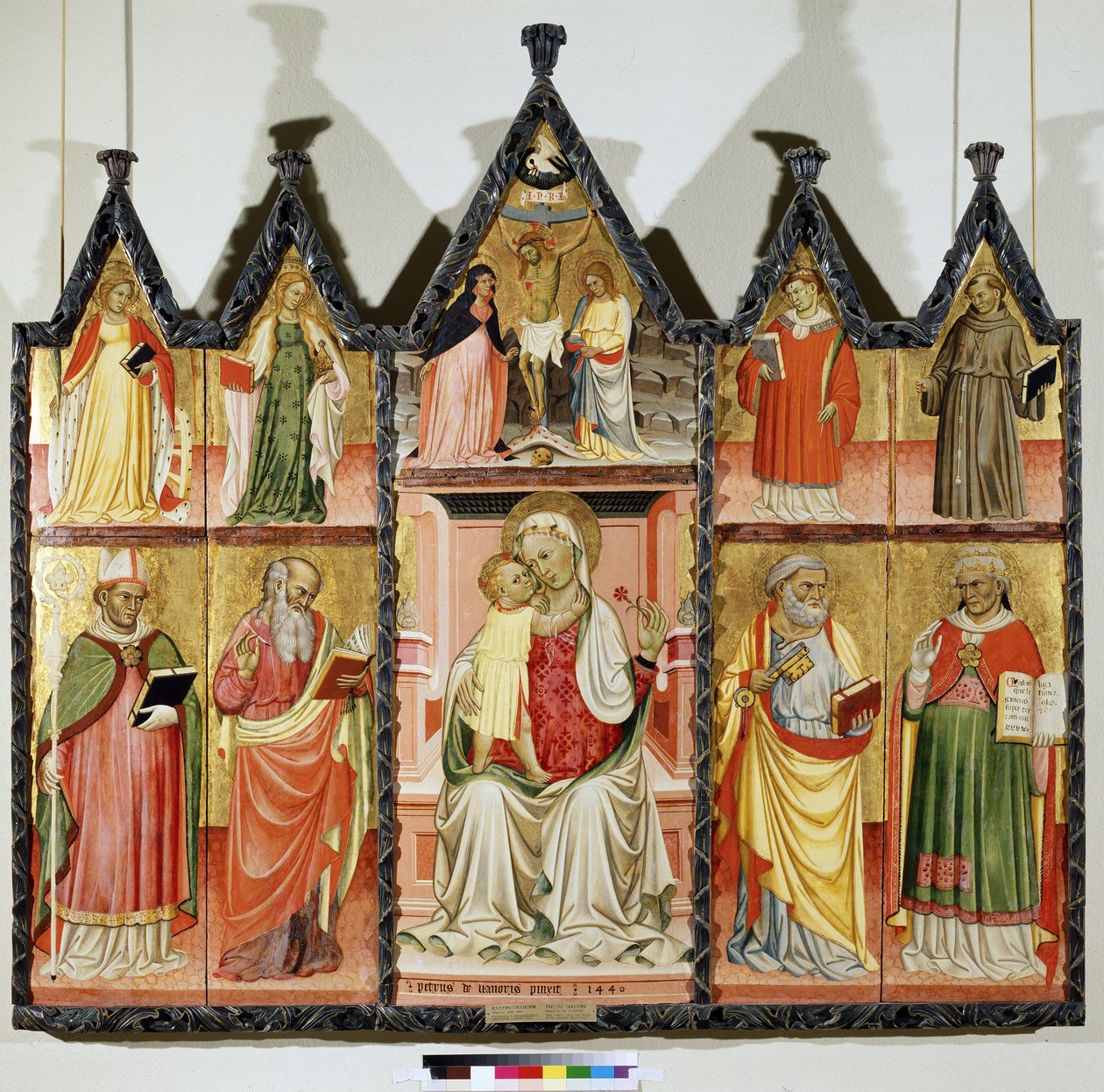 Políptico de la Virgen y el Niño con santos. Arriba a la izquierda: Santa Catalina de Alejandría y Santa María Magdalena. En el centro, alrededor de Cristo en la Cruz con la inscripción "INRI" (I.N.R.I.) . la Virgen María y San Juan. Arriba a la derecha: S de Pietro di Giovanni Lianori