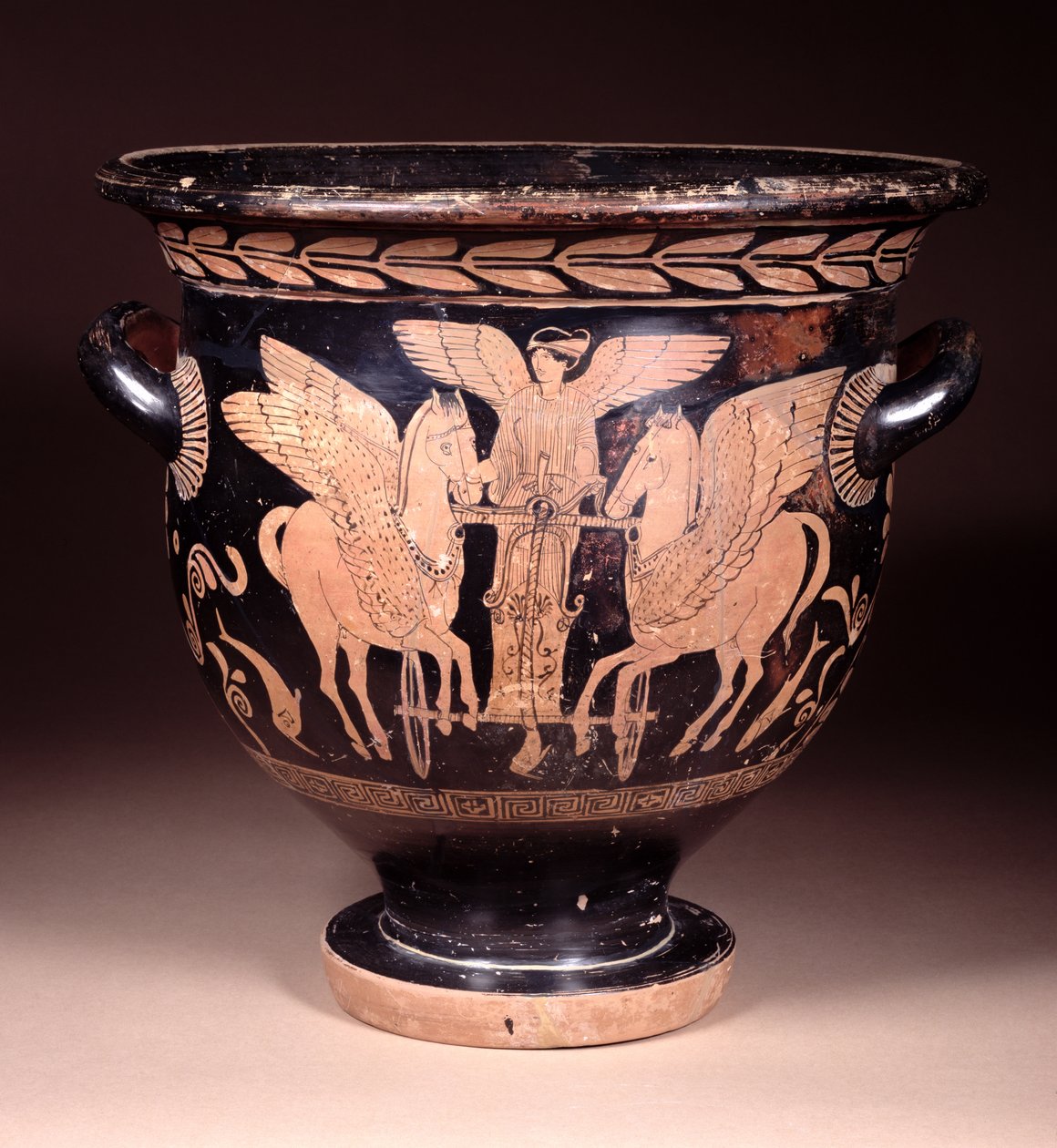Crátera de campana de figuras rojas que representa a Eos montando su carro desde el mar, lucaniano, c.440-420 a.C. de Pisticci Painter