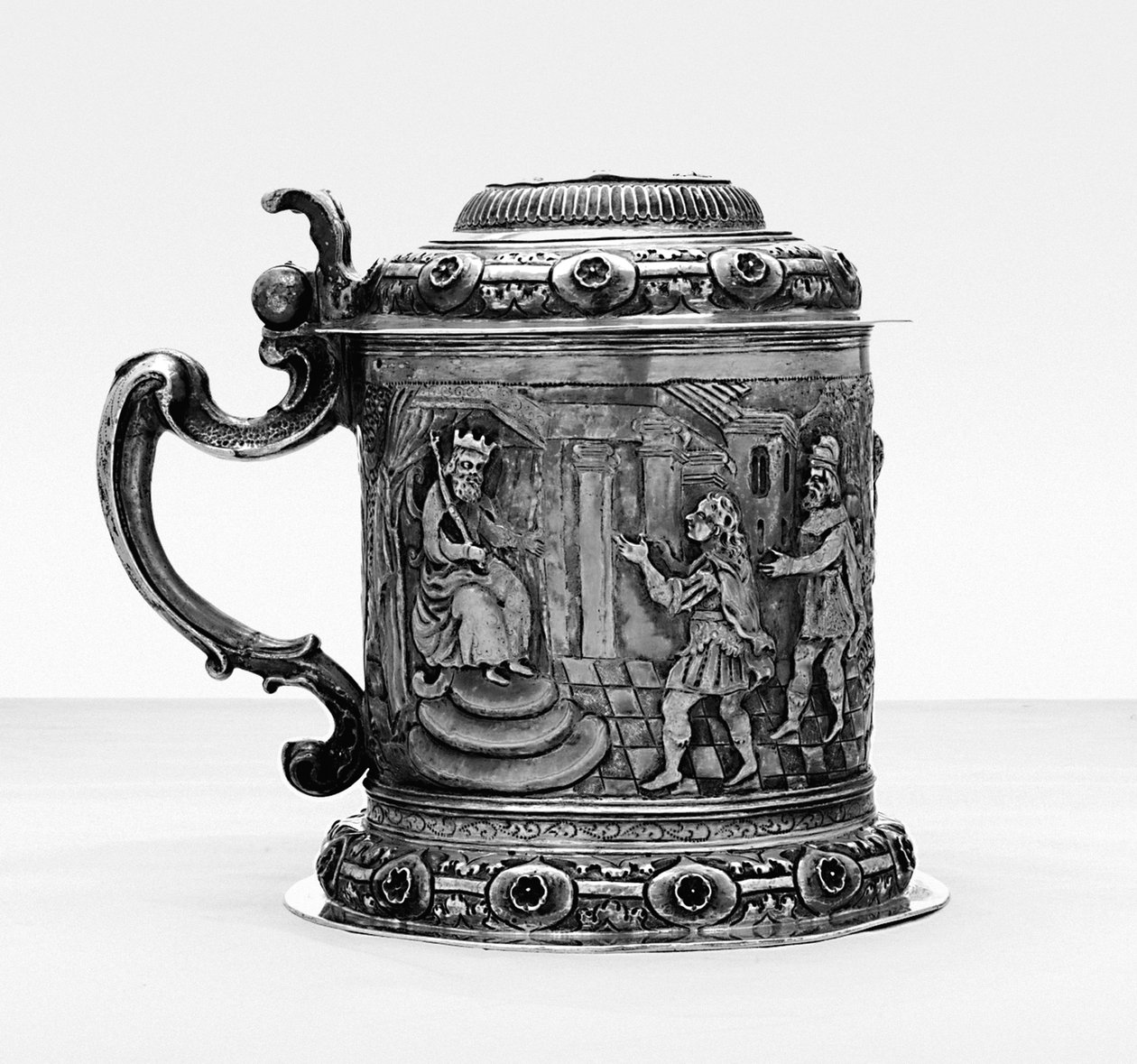 Jarra, los lados repujados y cincelados con escenas de la vida de José, Danzig, c.1690 de Polish School