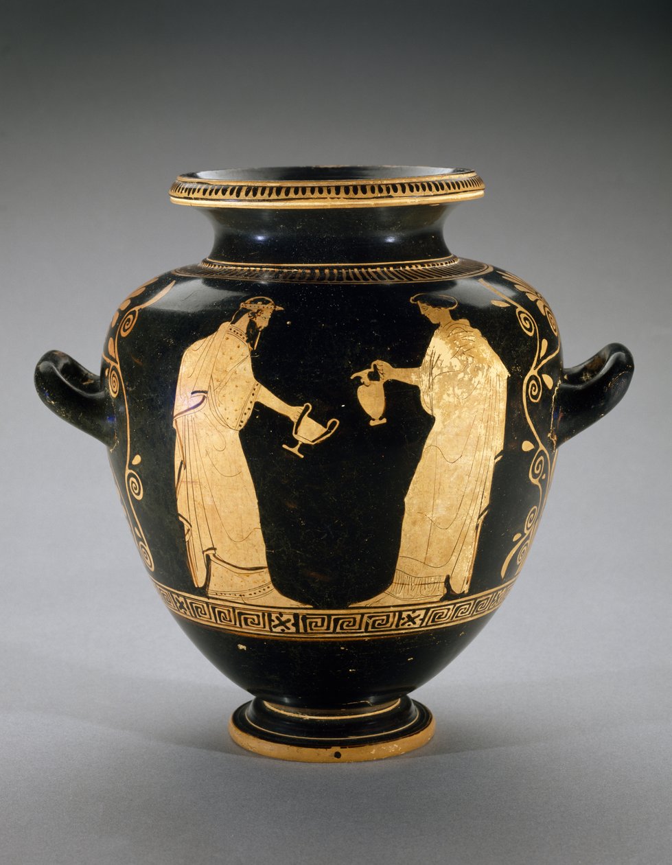 Stamnos de figuras rojas con escena de Dionisio con sirvienta, 440-420 a.C. de Polygnotos Polygnotos