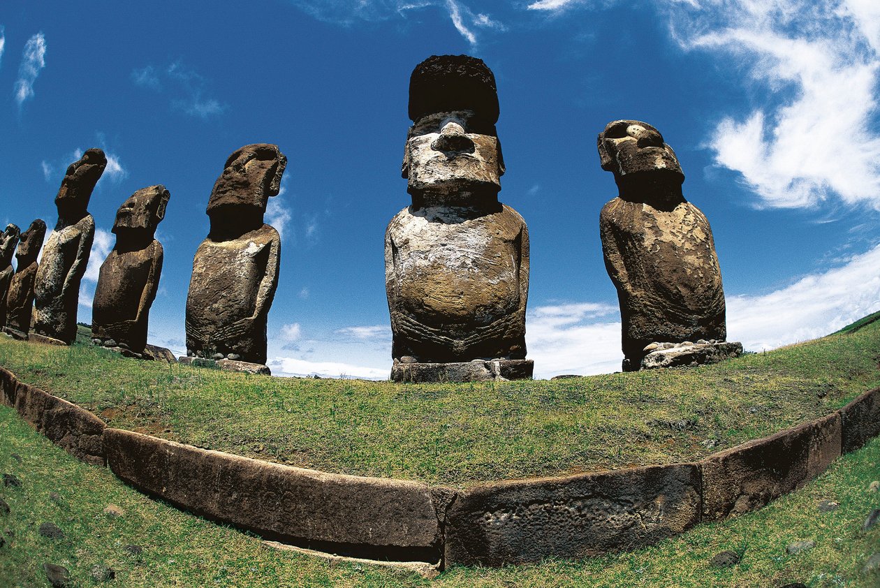 Estatuas Moai, Parque Nacional Rapa Nui, Isla de Pascua, Chile de Polynesian Polynesian
