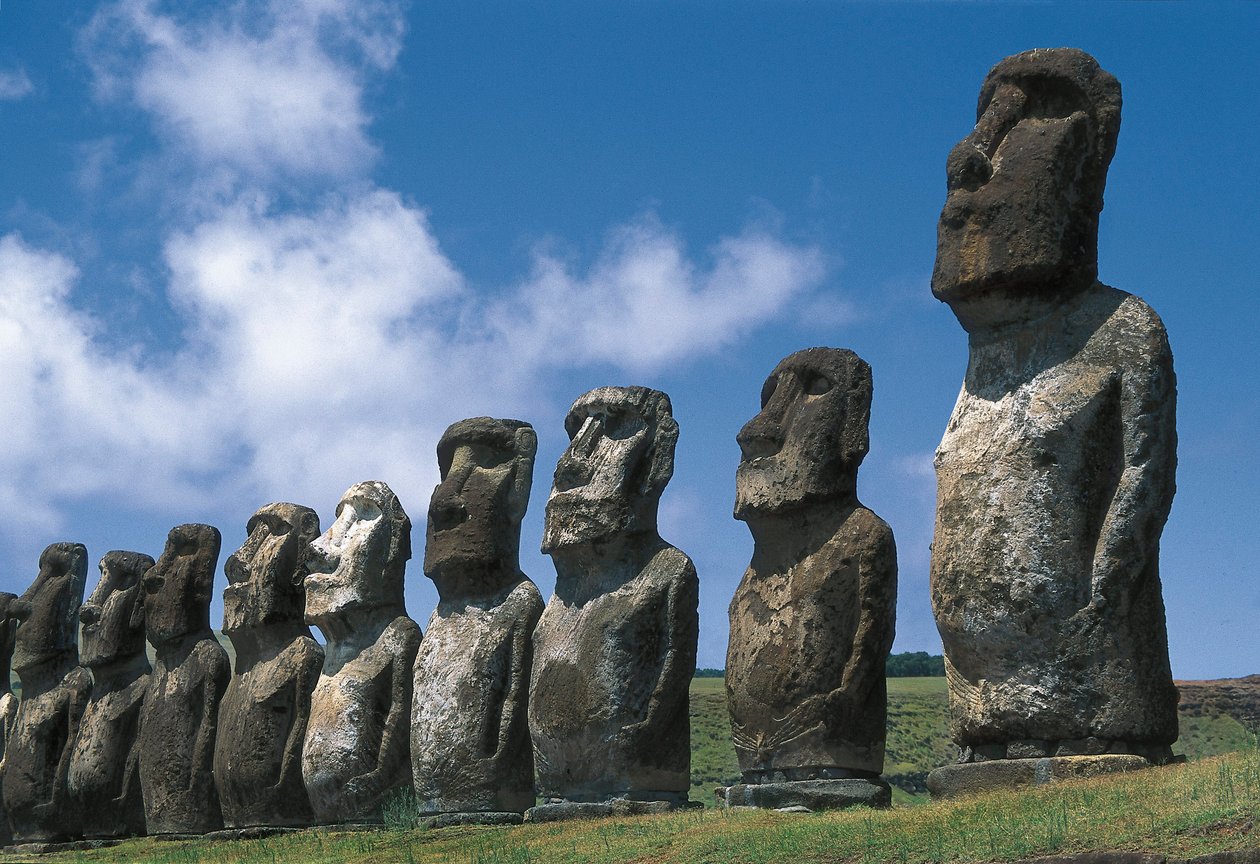 Estatuas Moai, Parque Nacional Rapa Nui, Isla de Pascua, Chile de Polynesian Polynesian