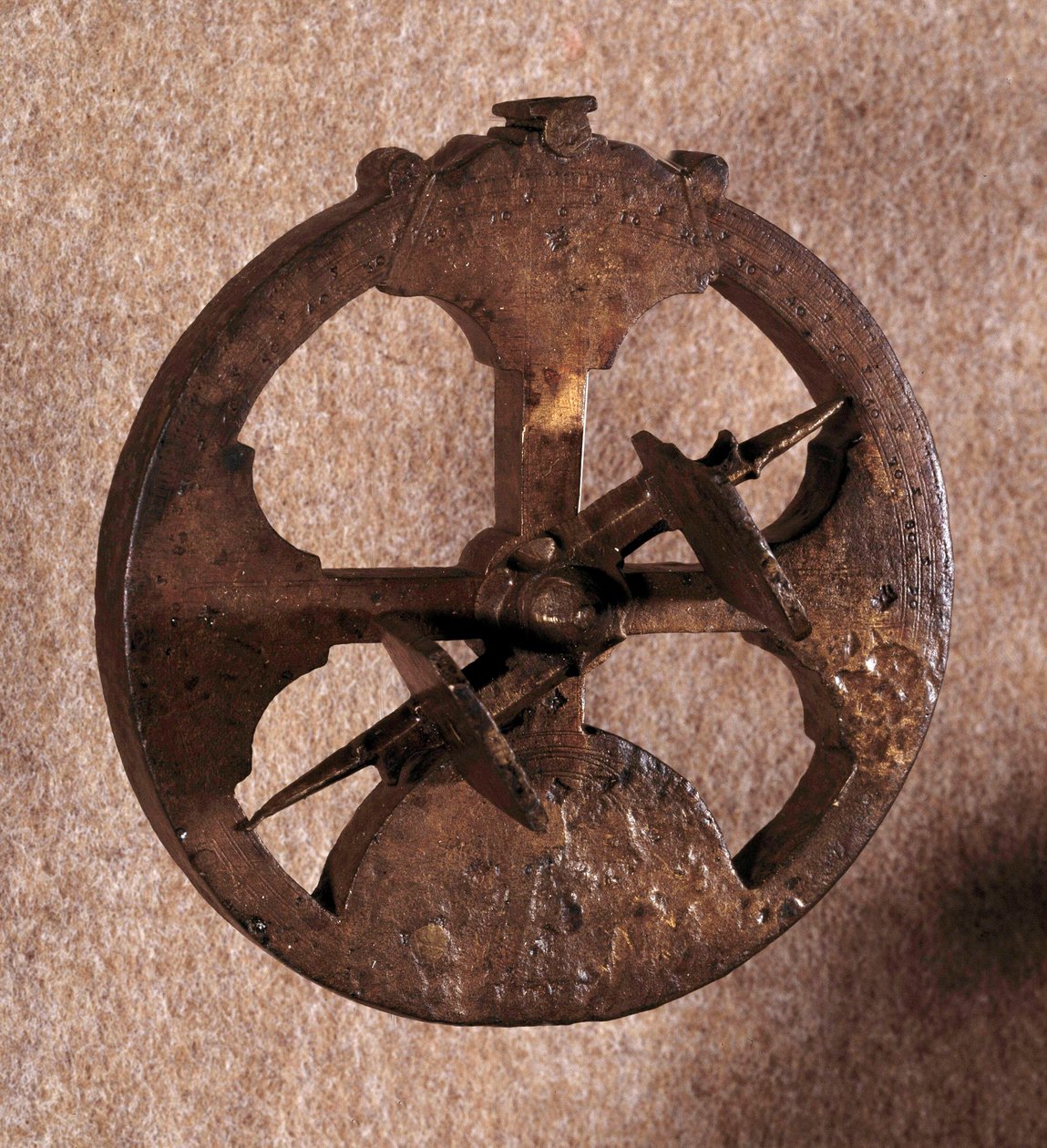 Un astrolabio, un instrumento de medición astronómica utilizado por los navegantes. Hecho en Portugal. 1648 de Portuguese School