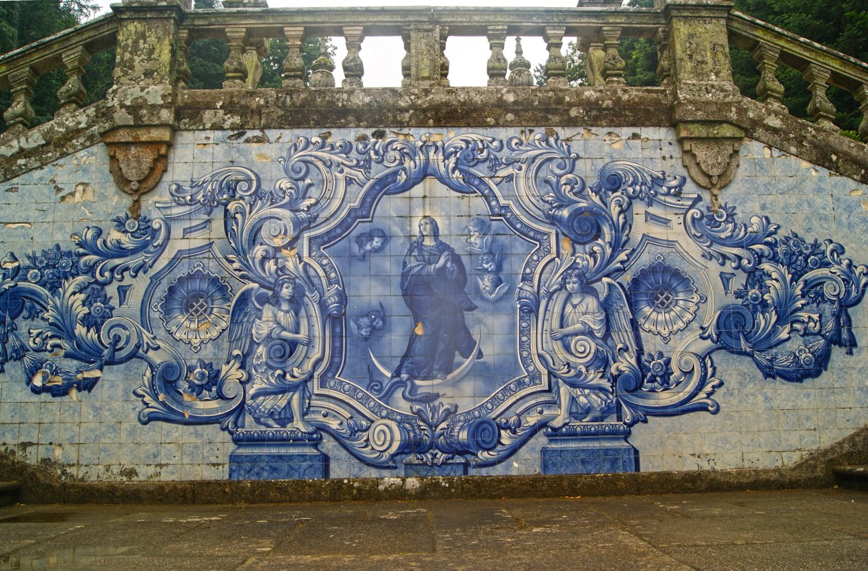 Panel decorativo que muestra a la Virgen María aplastando a la serpiente, Lamego, Portugal. 1738 de Portuguese School