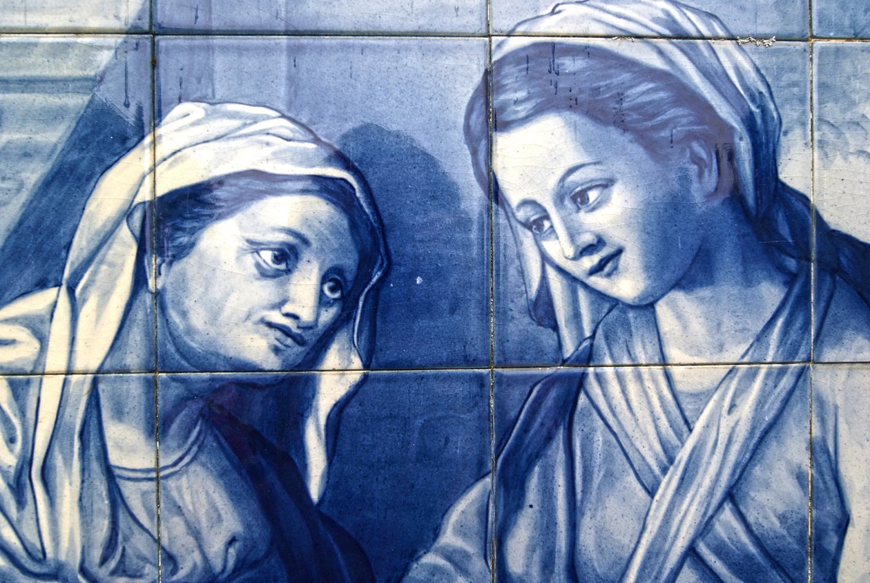 (detalle) María encontrándose con la esposa del posadero, panel decorativo que representa a María y José llegando a la posada, Lamego, Portugal. 1738 de Portuguese School