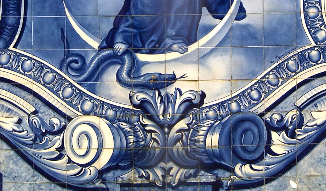 (detalle) Panel decorativo que muestra a la Virgen María aplastando la Serpiente, Lamego, Portugal. 1738 de Portuguese School