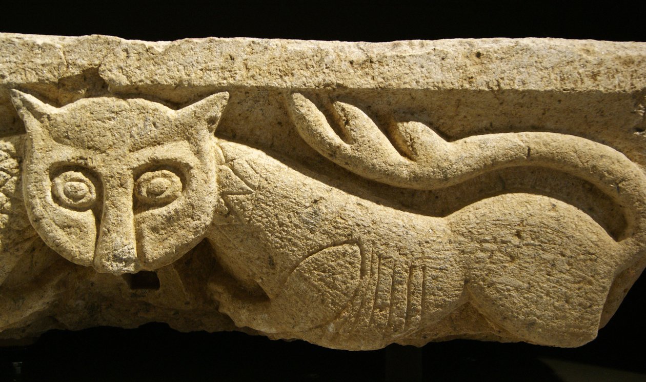 Detalle de un capitel zoomorfo de una de las columnas originales de Portuguese School