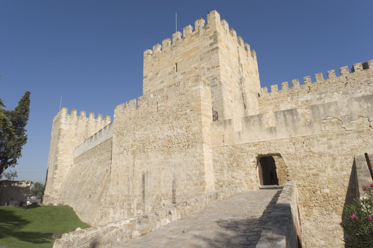 Vista exterior del castillo de Portuguese School