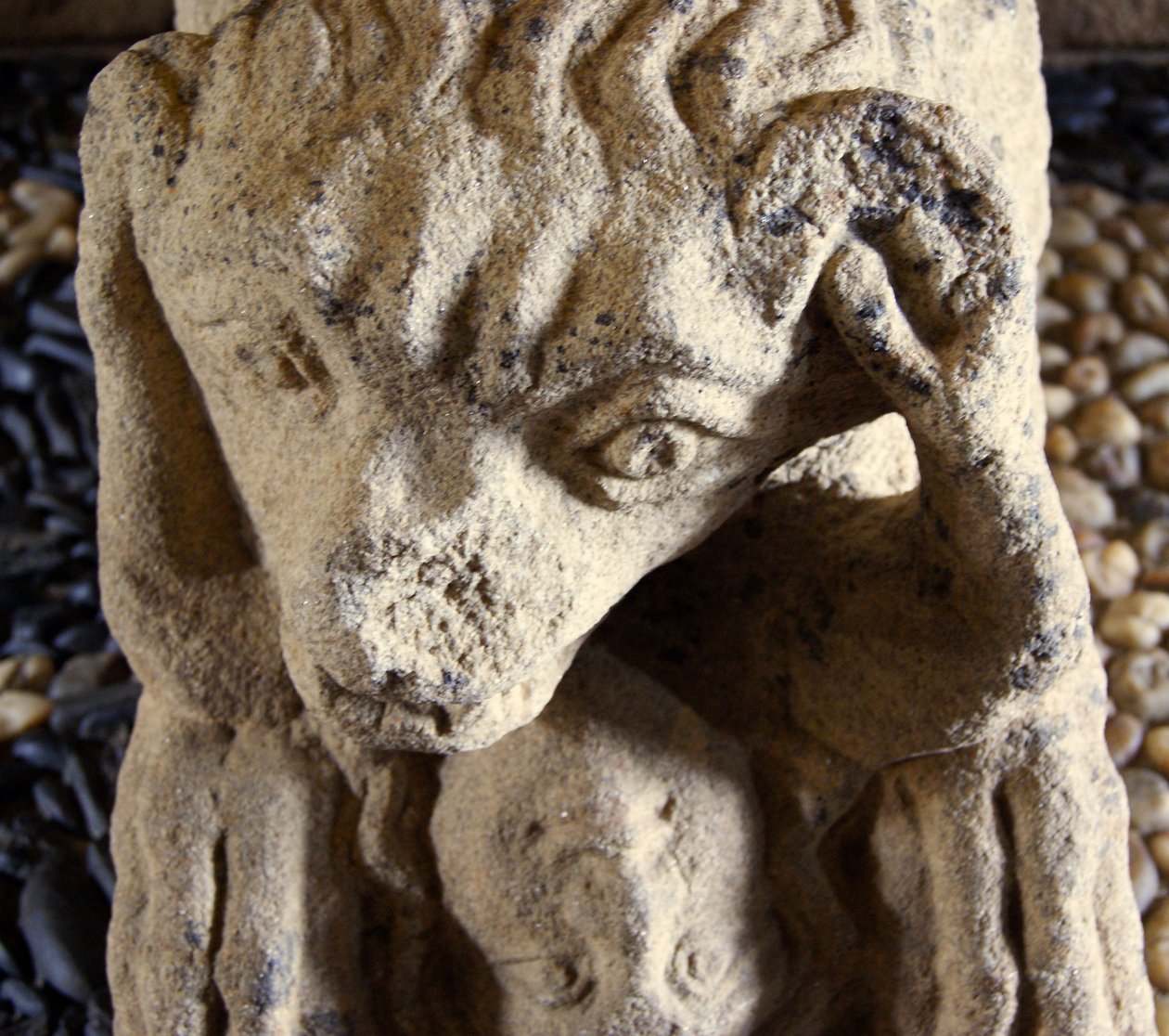 León comiendo a un hombre, base del sarcófago de D. Afonso Pires, ex obispo de Porto, Lamego, Portugal c.1372 de Portuguese School