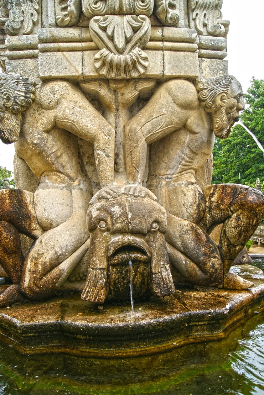 Atlantes míticos en la base de un obelisco, Lamego, Portugal. 1738 de Portuguese School