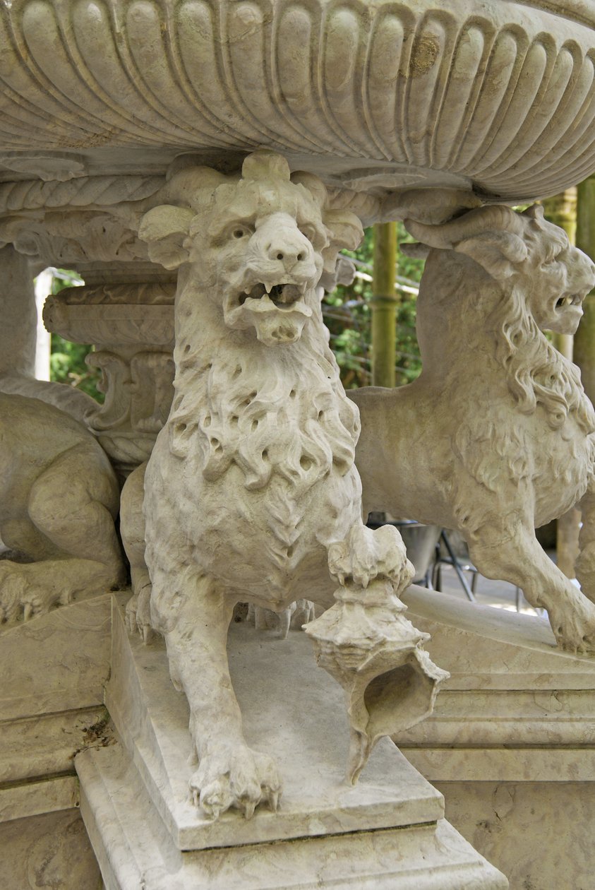Atlantes de León con cuernos míticos en la base de una fuente, Quinta da Regalia; Sintra; Portugal c.1915 de Portuguese School