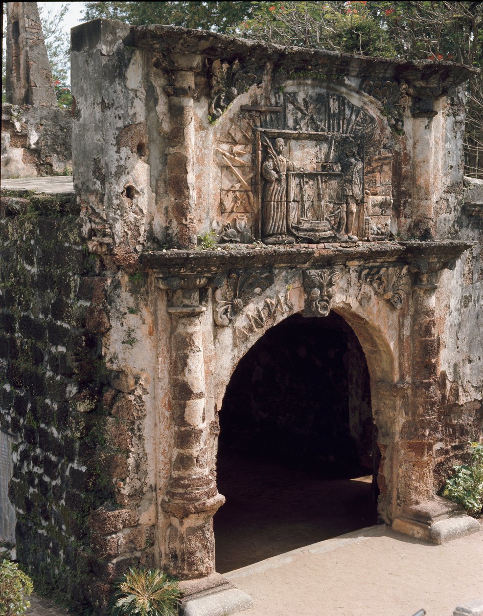 Vista de la puerta de la fortaleza Fortaleza de Portuguese School