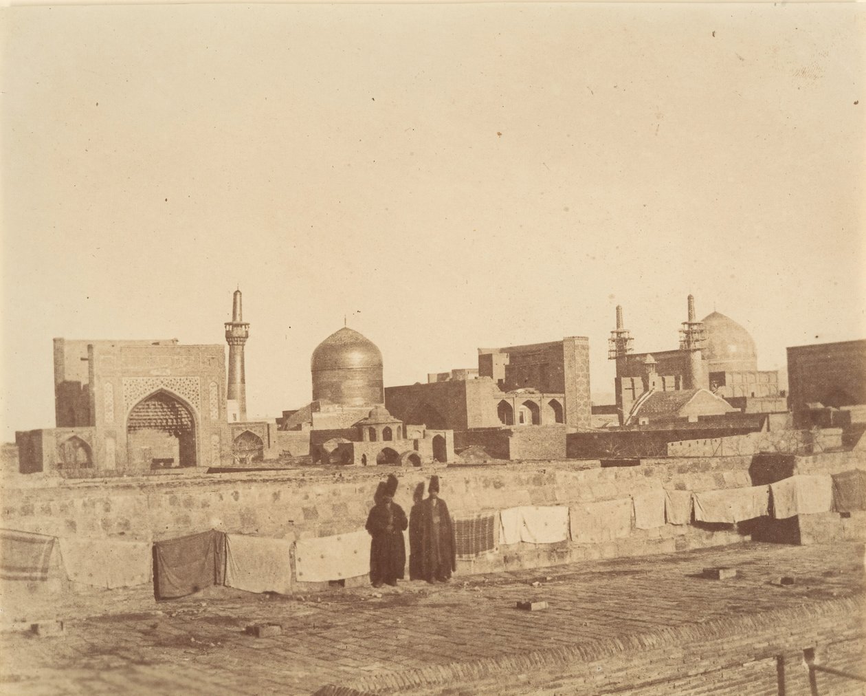 [Vista general de MESHED desde el techo de un hamam.], 1840s-60s de Possibly by Luigi Pesce.
