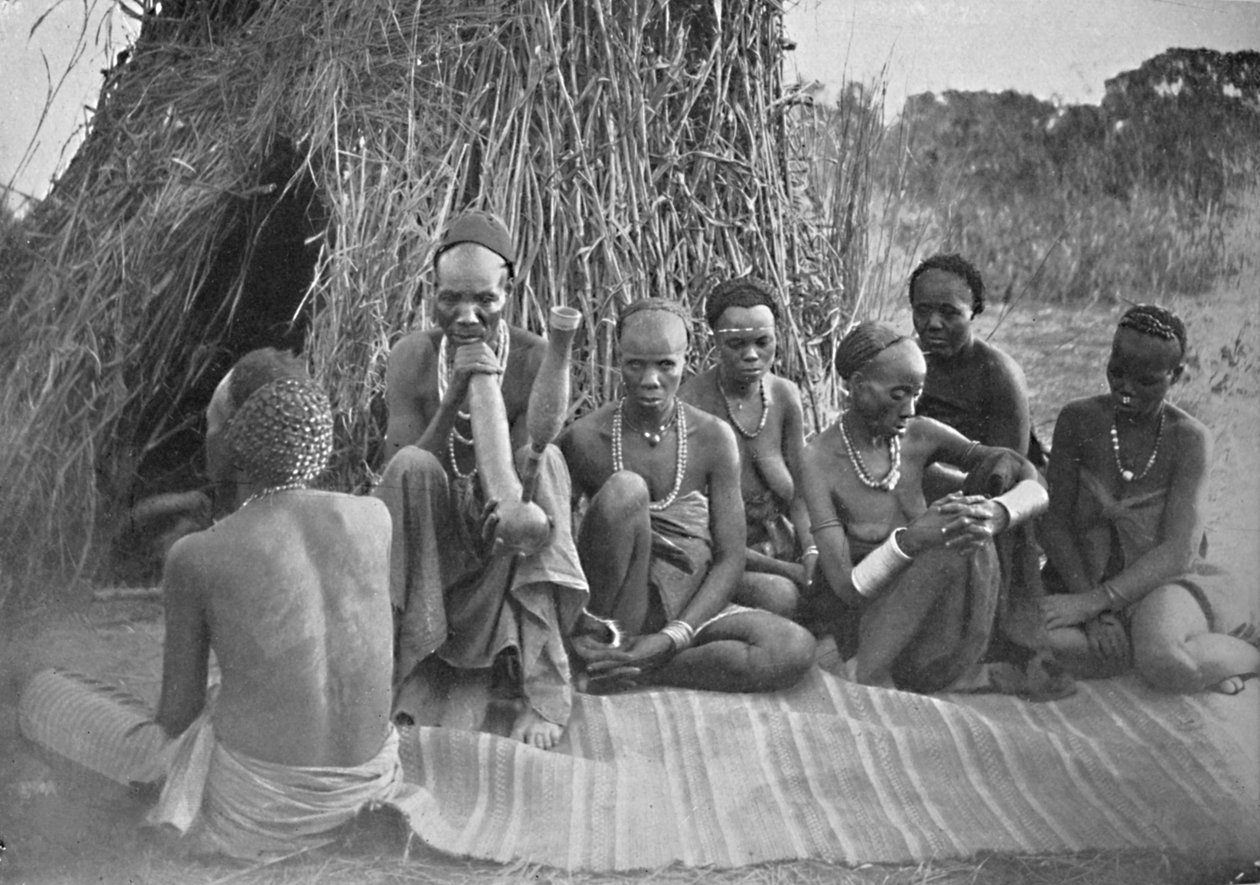 Gente Ba-Bisa cerca del Lago Bangweulu: Bantú de África Oriental, 1902 de Poulet Weatherley
