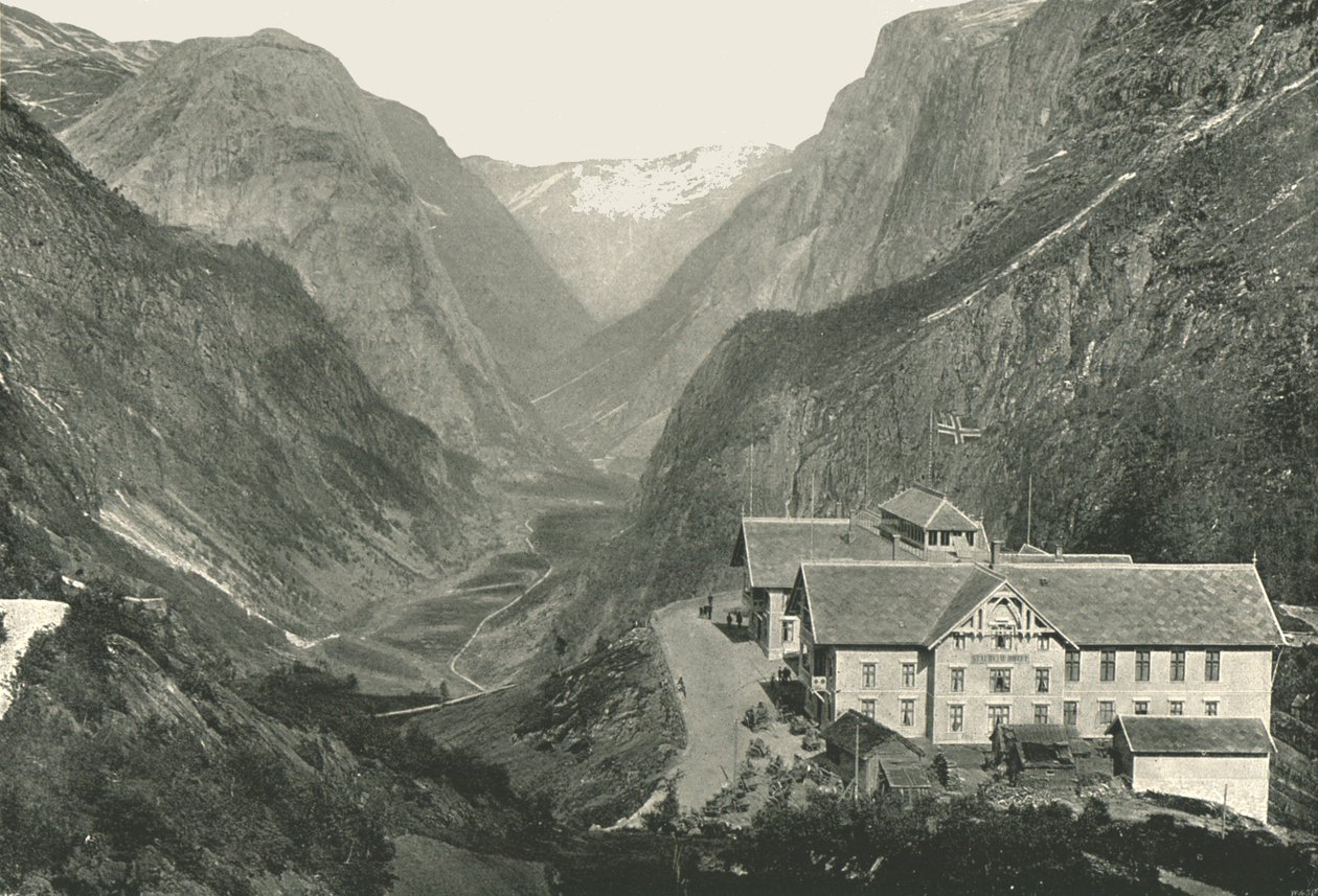 El valle y el hotel, Stalheim, Noruega de Poulton and Co