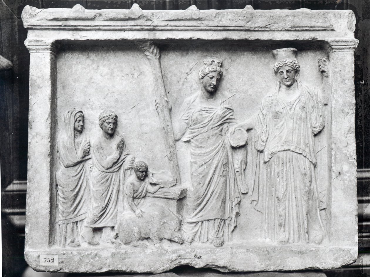 Hombre, mujer y niño ante un altar ofreciendo una cerda como sacrificio a Deméter y Kore de Praxiteles