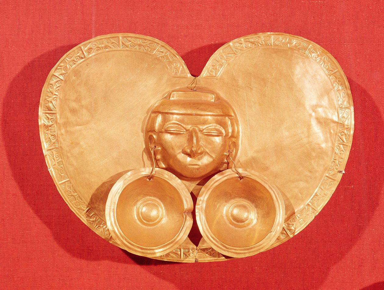 Pectoral con cara humana con aretes, de Restrepo, Valle del Cauca, Período Calima de Pre Columbian