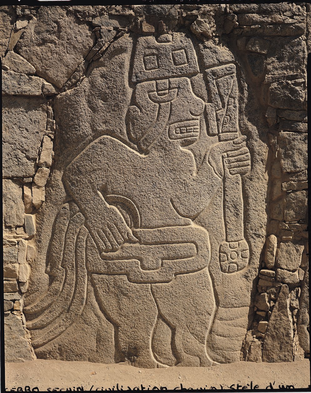 Estela que representa a un guerrero con un garrote, Cultura Chavín de Pre Columbian