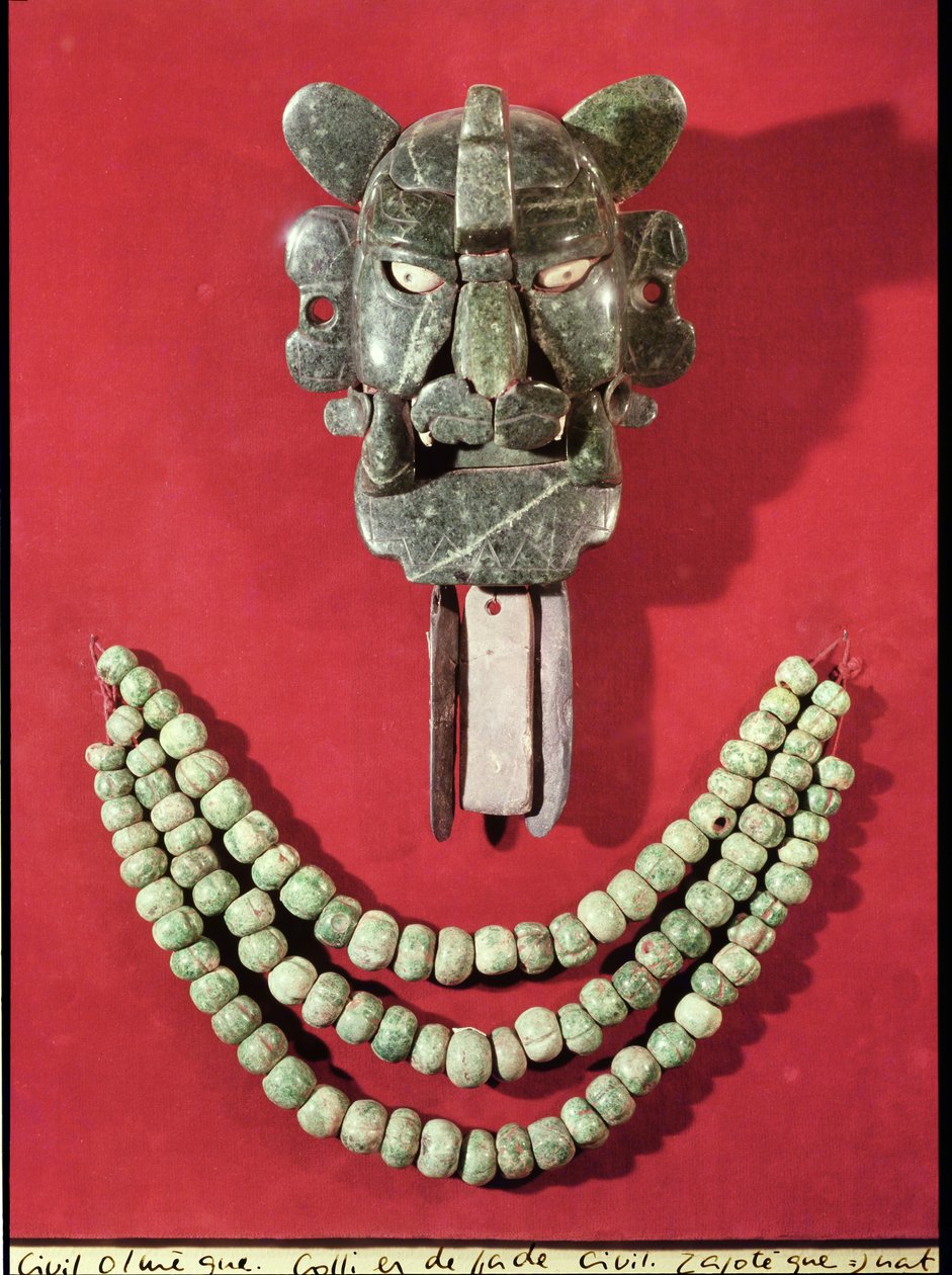 Pectoral zapoteca en forma de máscara que representa al dios murciélago, Piquete Zina, de Monte Albán, Oaxaca (jade) y un collar olmeca hecho de 90 cuentas en forma de calabaza, de La Venta, Tabasco (pizarra) de Pre Columbian