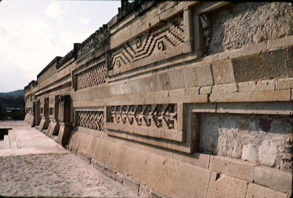 Muro del patio con trabajo en piedra decorativa de Pre Columbian Pre Columbian