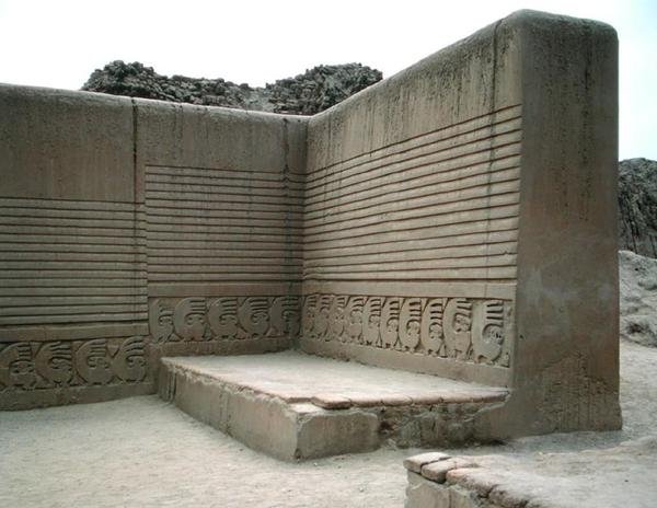 La plaza de las ceremonias, Palacio Tschudi, construido por los Chimú, c.1300 a.C. de Pre Columbian Pre Columbian