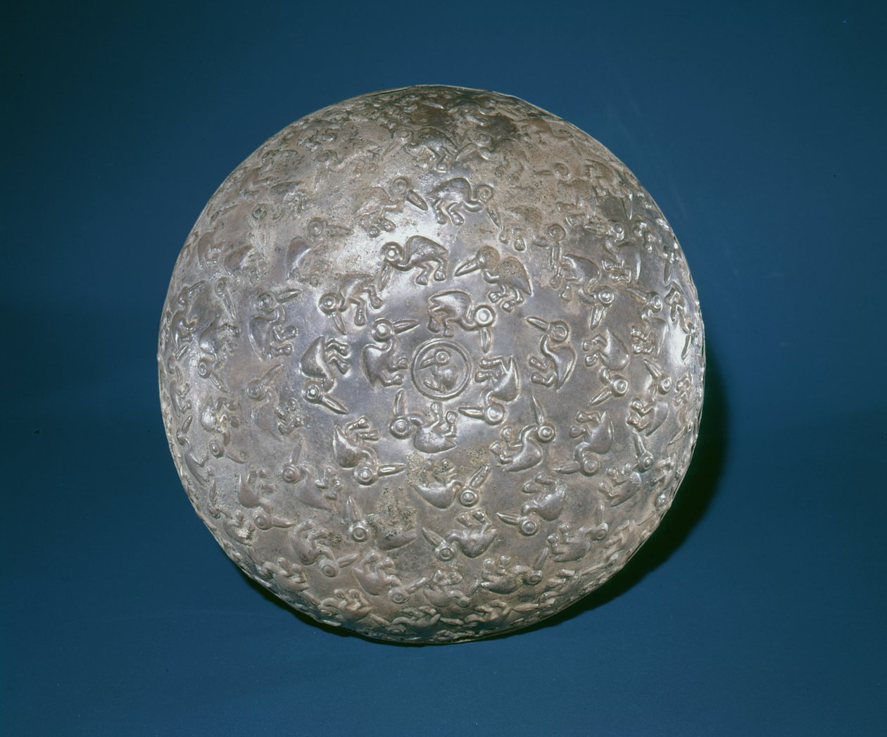 Base de un cuenco de plata batida, estilo Chimú de Pre Columbian Pre Columbian
