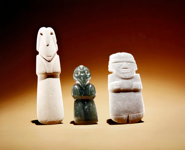 Figuras talladas con ave celta central de espalda convexa, de Guácimo, área de Línea Vieja (jade) de Pre Columbian Pre Columbian